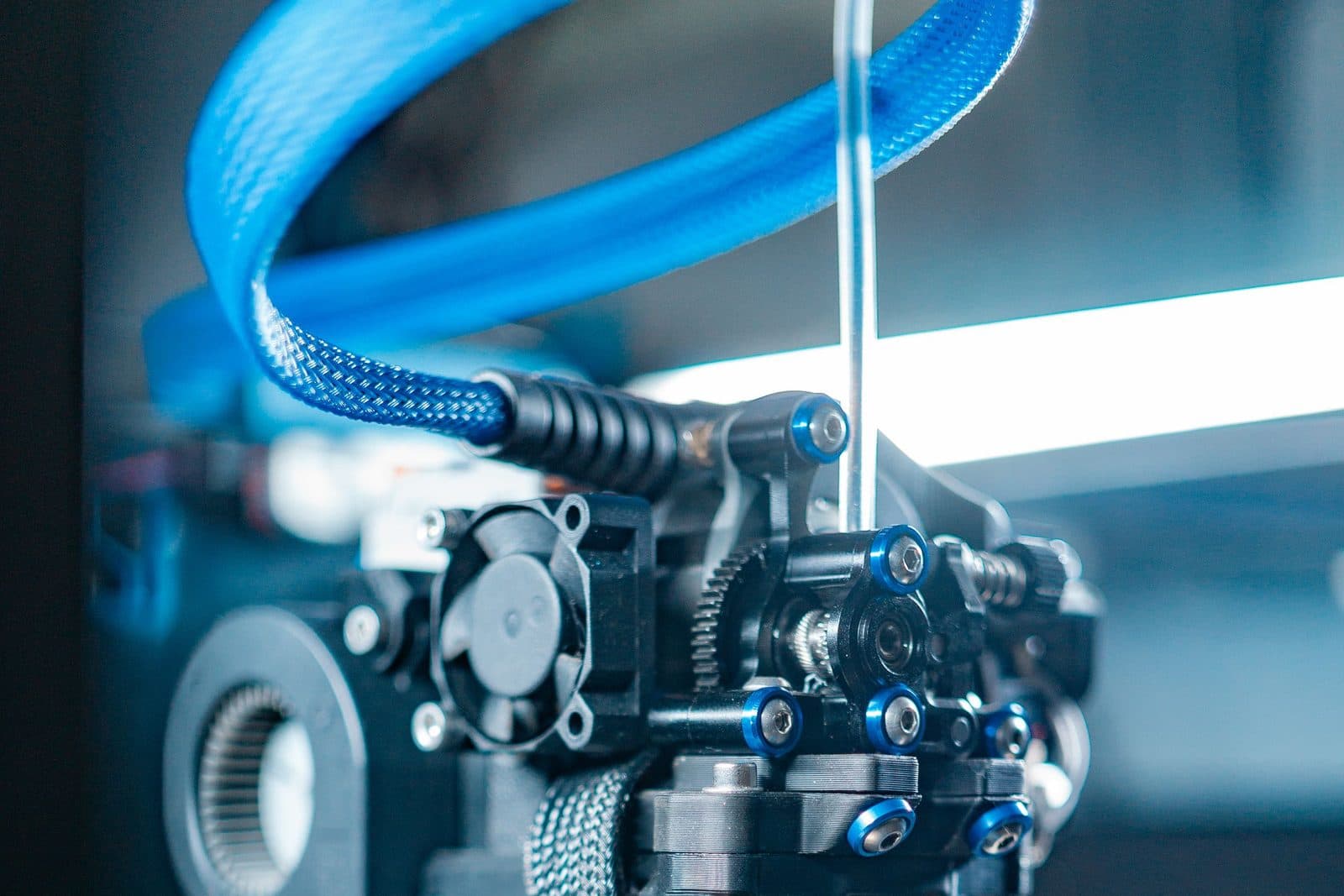 Cabeçote de impressora 3D moderna em detalhe, com peças usinadas e resfriamento personalizado